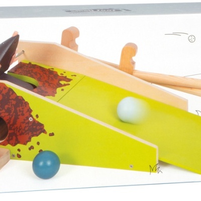 Jogo infantil em madeira com rampa verde e design de tubarão, bolas e tacos com pega azul, caixa branca com logo small foot