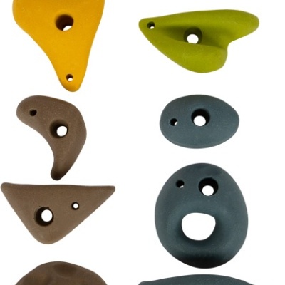 Peças de escalada coloridas com orifícios para fixação, em branco.