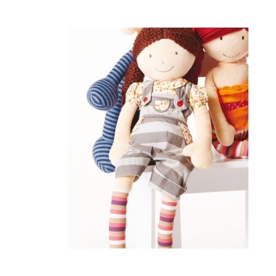 Três bonecos de tecido sentados, com roupas coloridas e diferentes padrões.