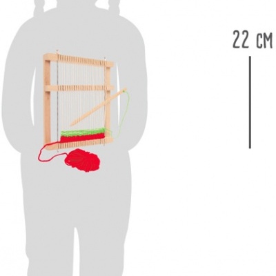 Tear manual de madeira clara com fios coloridos vermelho e verde e agulha, medindo 22 CM