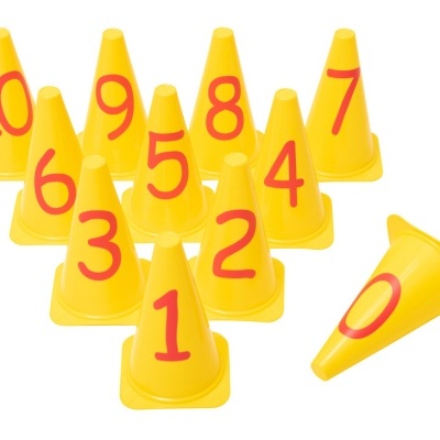 Dez cones amarelos numerados de 1 a 10 em vermelho sobre fundo branco