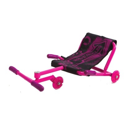 Triciclo infantil rosa com assento em tecido preto com padrão rosa e texto VISIT PANTEKA