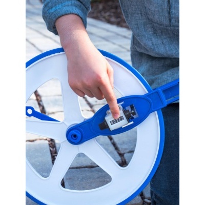 Roda de medição de comprimento branca e azul com contador mecânico a 00322