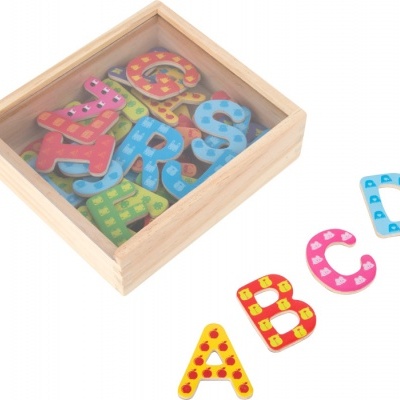 Caixa de madeira com letras coloridas do alfabeto de madeira
