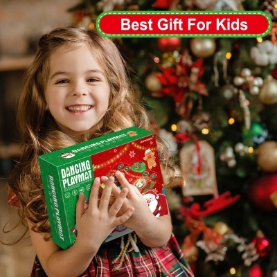 Criança segurando embalagem de tapete de dança com tema natalício