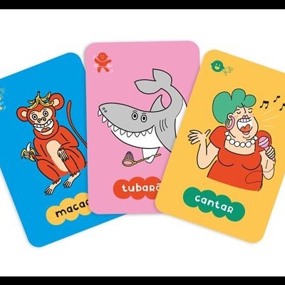 Três cartas coloridas de jogo infantil com ilustrações e texto.
