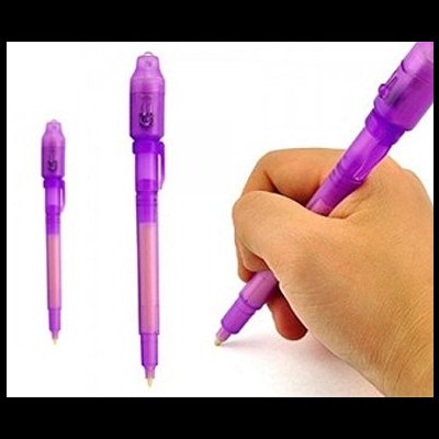 Caneta esferográfica translúcida roxa com interior rosa, em uso por uma mão.