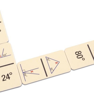 Peças de jogo com ângulos geométricos e números em preto