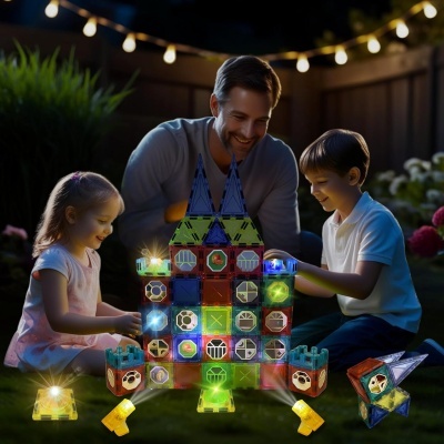 Brinquedo de blocos magnéticos coloridos com luzes LED montado em castelo