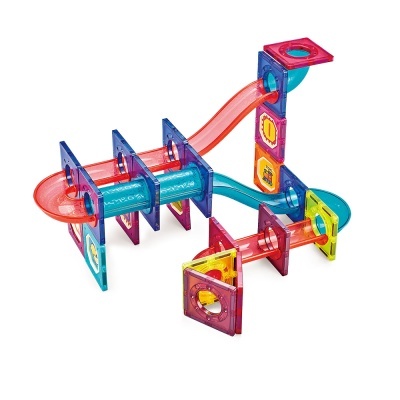 Brinquedo de construção infantil colorido com tubos e painéis de plástico