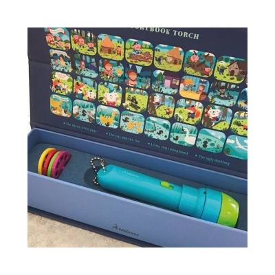 Lanterna azul e verde com anéis coloridos dentro de caixa azul e painel ilustrado com histórias infantis.