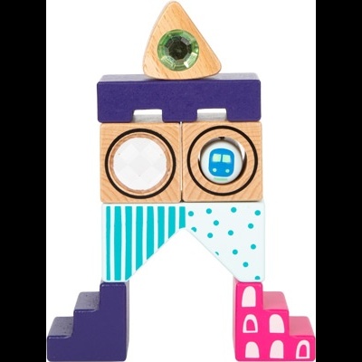 Blocos de madeira coloridos empilhados com padrões e pedras brilhantes