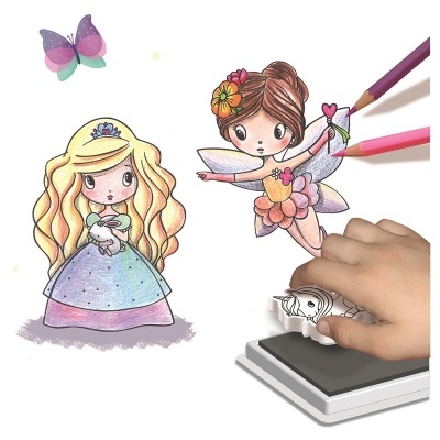 Desenhos coloridos de princesa e fada com lápis de cor e carimbo de unicórnio