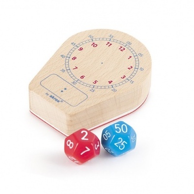 Relógio de madeira com dois dados coloridos
