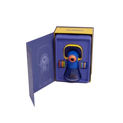 Brinquedo colorido numa embalagem azul e amarela aberta