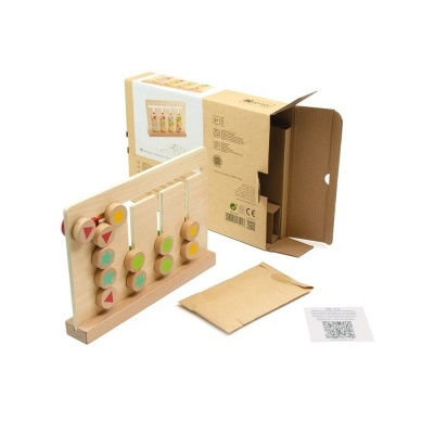 Jogo educativo de madeira com peças coloridas e embalagem de cartão