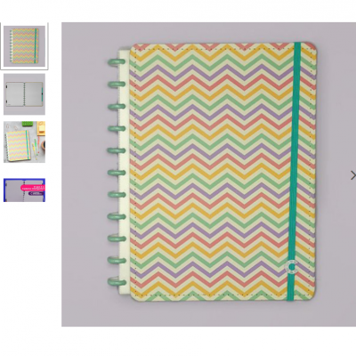 Caderno com padrão de ziguezague colorido e elástico verde para fechar