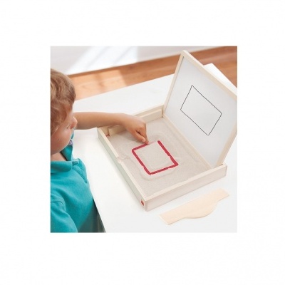 Caixa educativa de madeira com desenhos de quadros em preto e vermelho