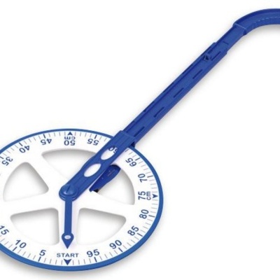 Medidor de distância manual azul e branco com roda e marcas em centímetros até 95
