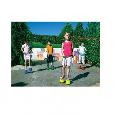 Crianças a brincar com tambores de plástico coloridos ao ar livre