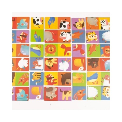 Peças quadradas de jogo de memória com desenhos coloridos de animais