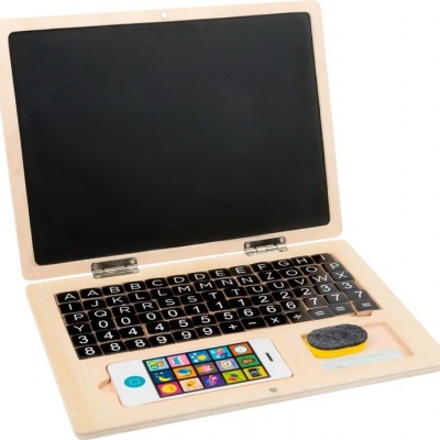 Computador de brinquedo em madeira com ecrã quadro-negro e teclado com letras e números.