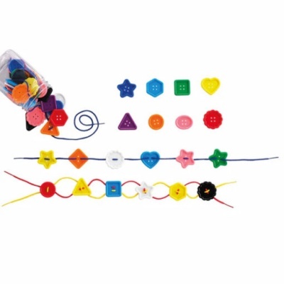 Botões coloridos variados com cordões em fundo branco