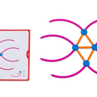 Jogo educativo com peças plásticas azuis, laranja e rosa e cartão ilustrativo da edx education.