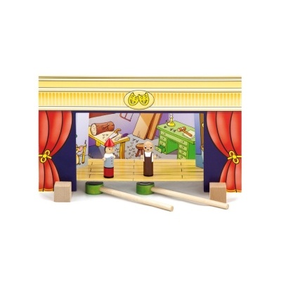 Teatro de marionetas de madeira com dois bonecos e maças na frente