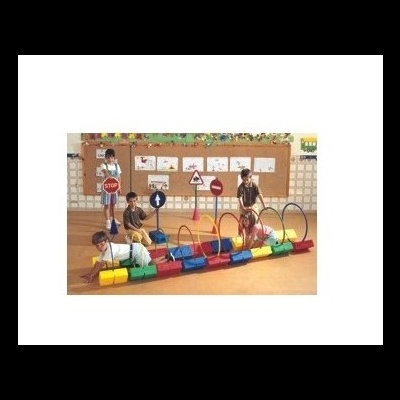 Crianças a brincar com equipamento colorido de materiais plásticos e sinais de trânsito numa sala