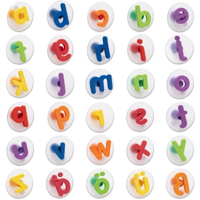 Letras de plástico coloridas com ventosas em placas redondas transparentes