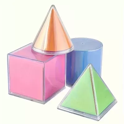 Formas geométricas coloridas em plástico translúcido: cubo rosa, cone laranja, cilindro azul e pirâmide verde.