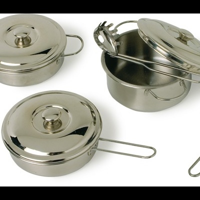 Conjunto de utensílios de cozinha metálicos prateados brilhantes com panelas e utensílios.