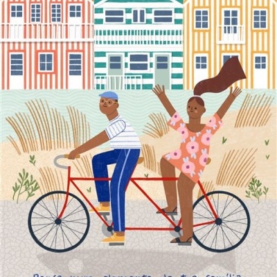 Ilustração de pessoa a pedalar bicicleta tandem e outra a levantar os braços em roupa colorida em frente a casas coloridas com palha