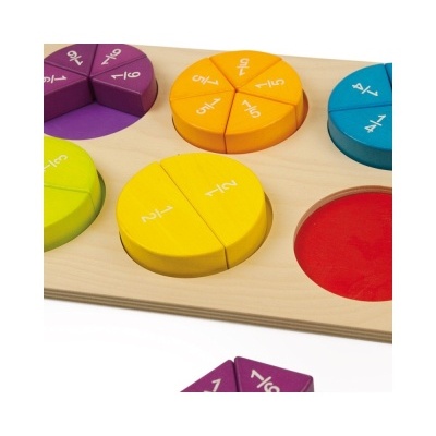 Jogo educativo de frações em madeira colorida com frações escritas