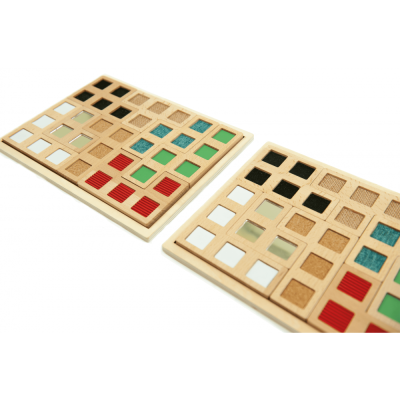 Tábuas de jogo em madeira com quadrados coloridos