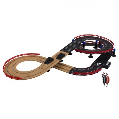 Pista de corrida de carros de brinquedo em forma de oito com barreiras vermelhas e comando