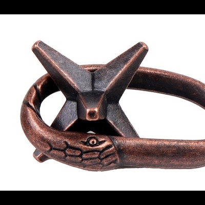 Três puzzles metálicos bronze envelhecido com formas distintas e detalhes