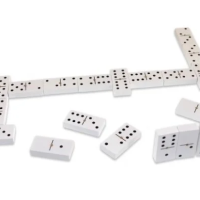 Peças de dominó brancas com pontos pretos sobre superfície branca