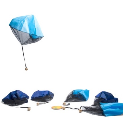 Pára-quedas pequenos azuis com cordões e pesos, em fundo branco.