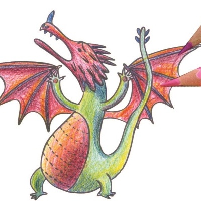 Desenho colorido a lápis de cor de dragão verde com asas vermelhas e lápis de cor rosa e lilás