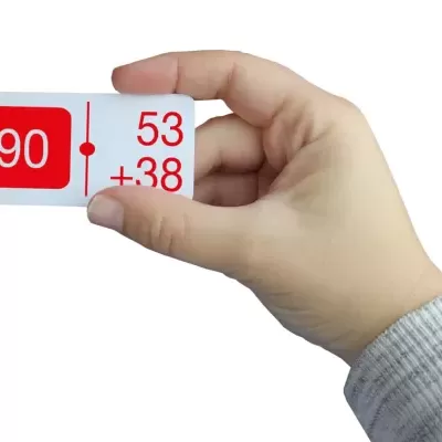 Cartão branco com números 90, 53 e +38 segurado por uma mão