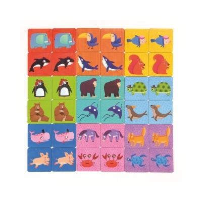 Peças quadradas coloridas de jogo de memória com imagens de animais como elefantes, touros, lontras, raposas e caranguejos.