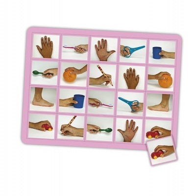 Jogo educativo de cartas com imagens de mãos, pés e objetos coloridos sobre fundo branco e borda rosa