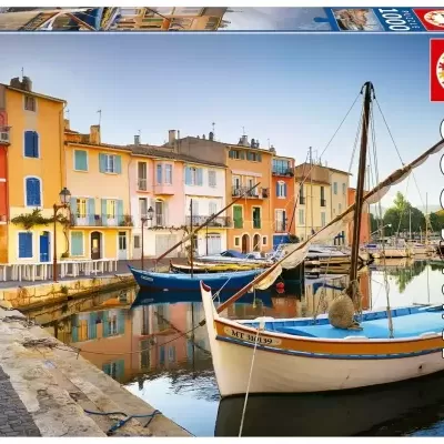 Caixa de puzzle com foto de porto com barcos e casas coloridas