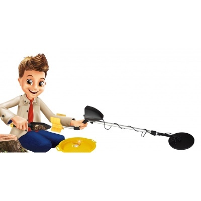 Personagem animado com detector de metais e peneira dourada, sentado ao lado de tronco