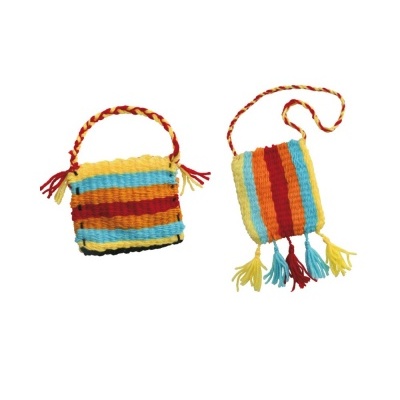Duas bolsas pequenas coloridas de tricô com padrão listrado e franjas.