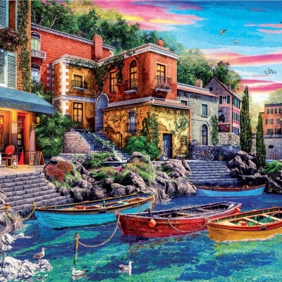 Praia com casas de pedra, barcos coloridos na água e céu ao pôr do sol