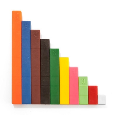 Barras de contagem plásticas coloridas empilhadas em ordem numérica