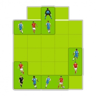 Tabuleiro de jogo verde com peças de jogadores de futebol em várias camisolas